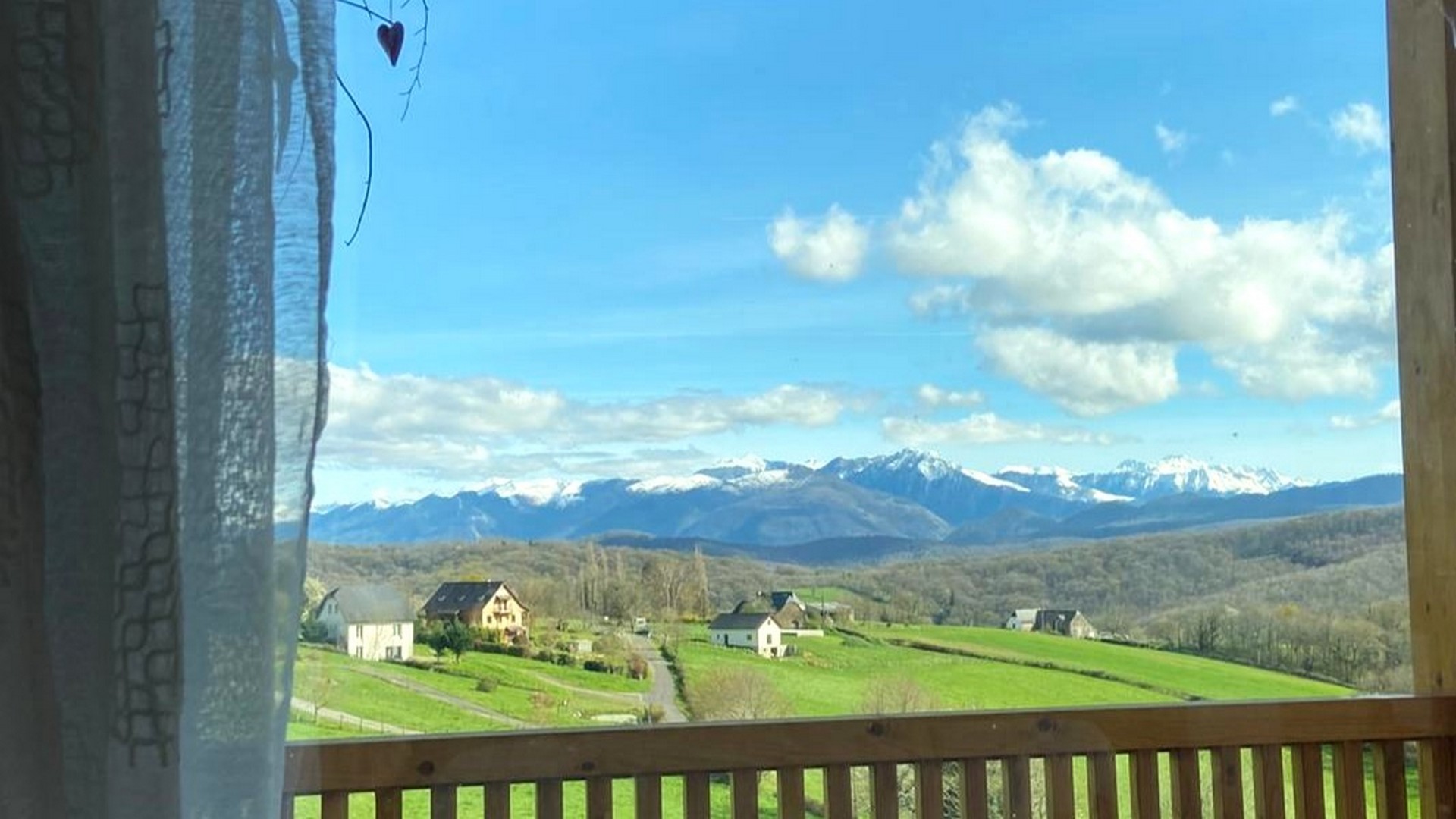 Retraite de Meditation de Pleine Conscience a Esquiule au Pays basque, vue sur les Pyrenees